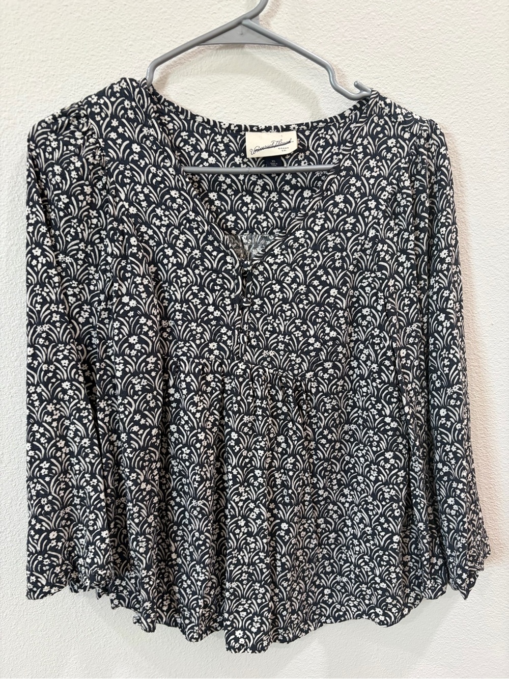 Universal Thread Black and White Floral-Pattern Tunic Top